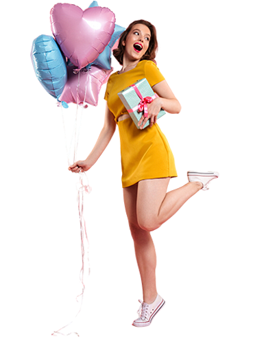 alegre mujer joven con globos y regalos de aniversario en mano